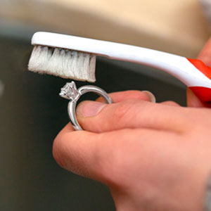 como limpiar la plata con pasta de dientes