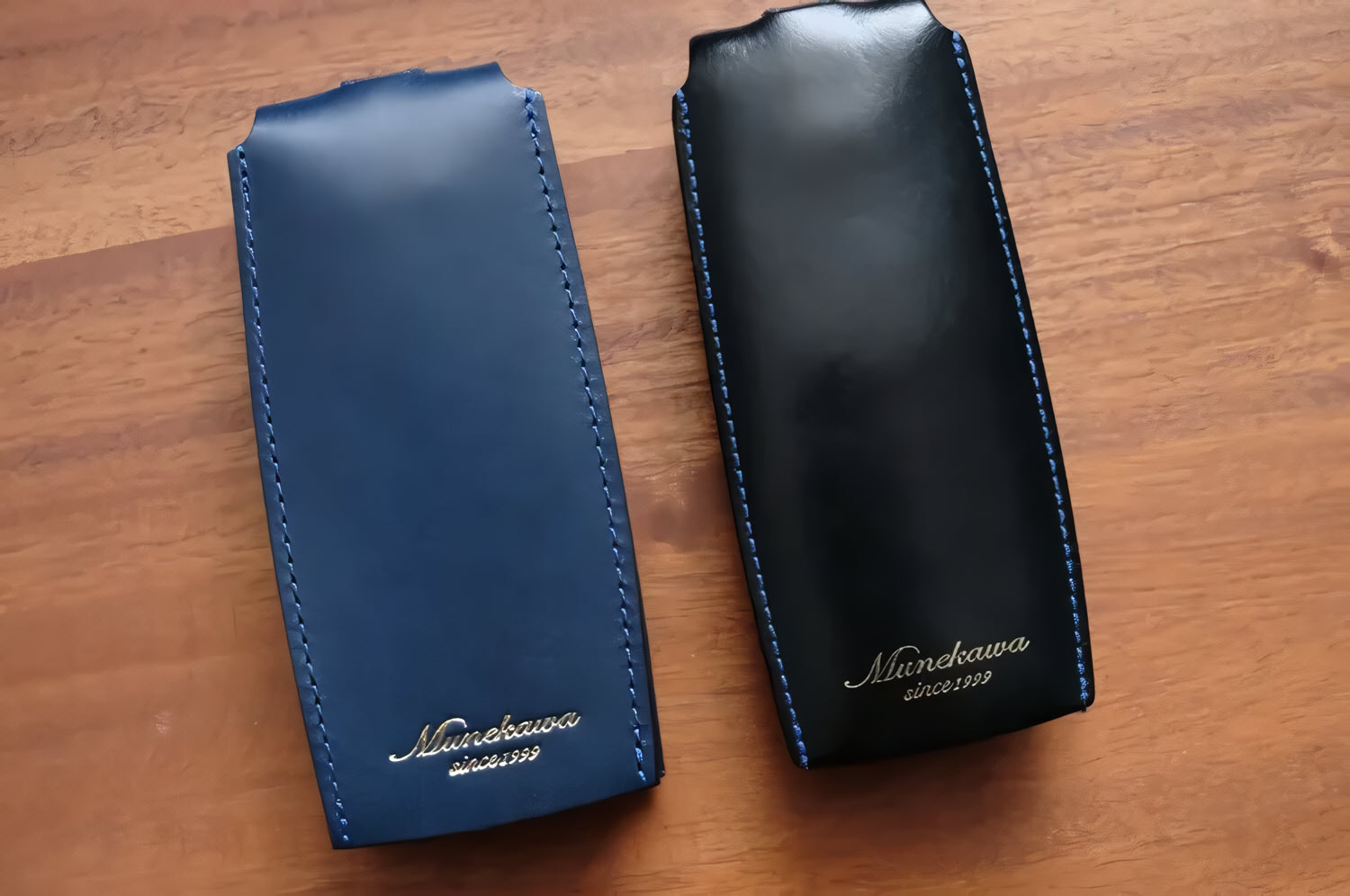 イタリア産ブッテーロを使用したベル型キーケース Bell S　ブルー　未使用のものと使用したもののエイジングの様子