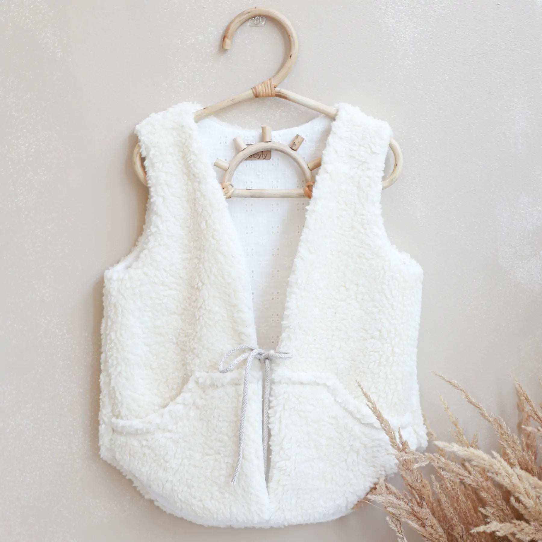 Vesta pentru fetita, reversibila, dublat, bumbac brodat Ecru si tesatura bucle Crem, Teddy by BabyLy, 104 110, 3-5 ani - 2 | YEO