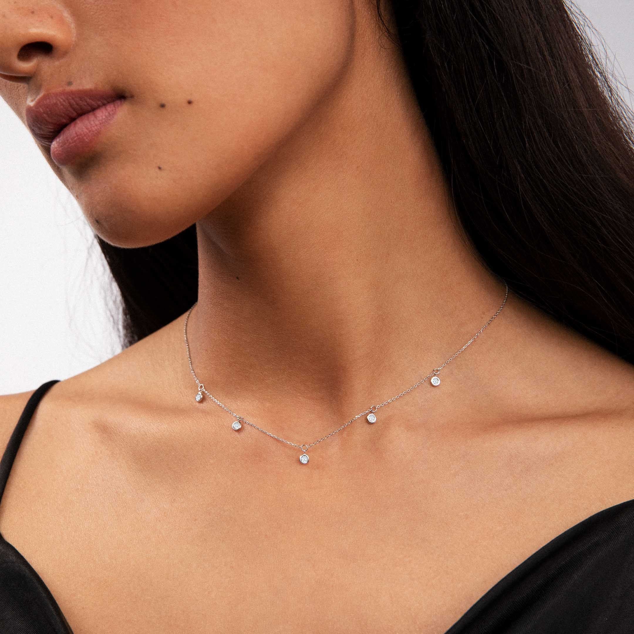 choker chatones diamantes vestido negro tirantes