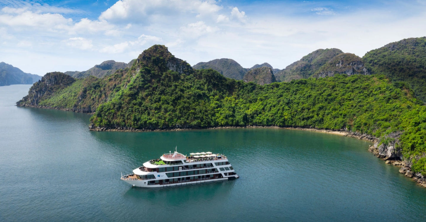 A stunning panorama of Ha Long Bay, a UNESCO World Heritage Site in Vietnam, featuring emerald waters and thousands of limestone karsts.