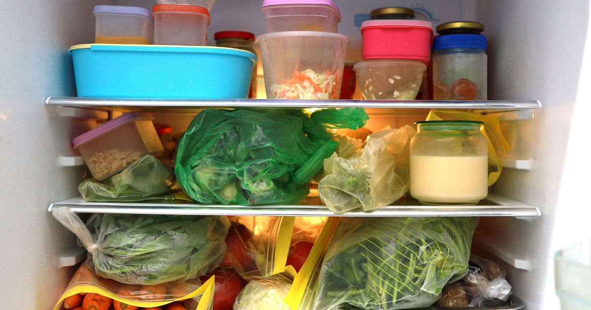 冷蔵庫で野菜を保存している