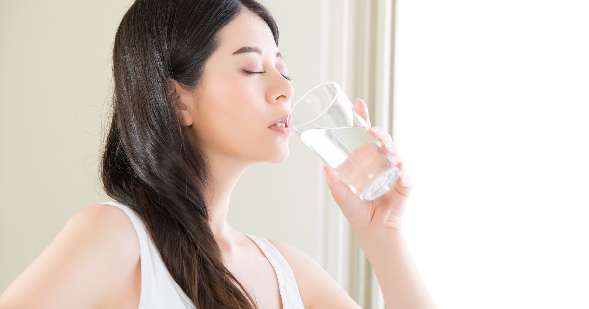 綺麗な水を飲む人