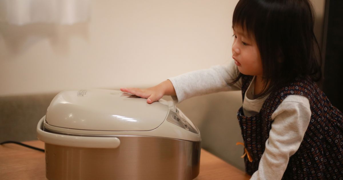 子どもが炊飯器を触っている