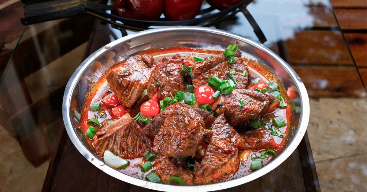 煮込んである肉料理