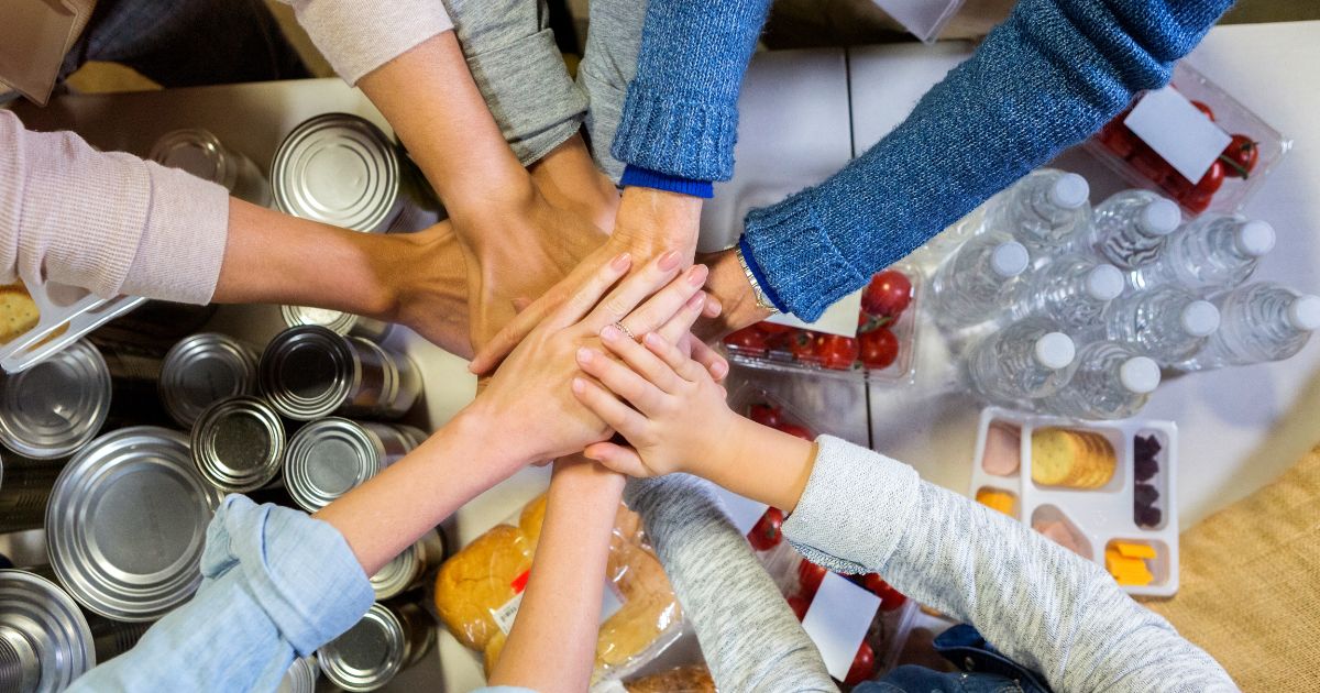 食品と手を取り合う人々