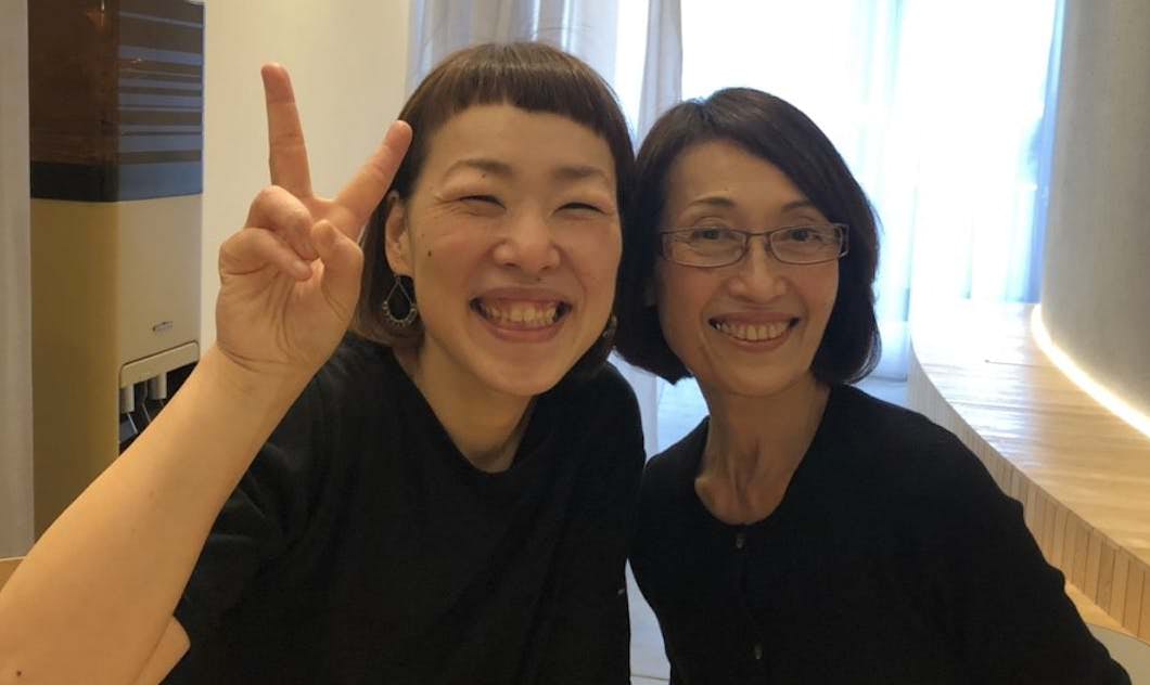 女性二人