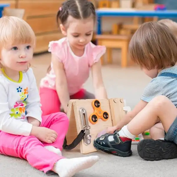 Tableau-Sensoriel-Montessori-Bois-bebe-busy-board-voyage