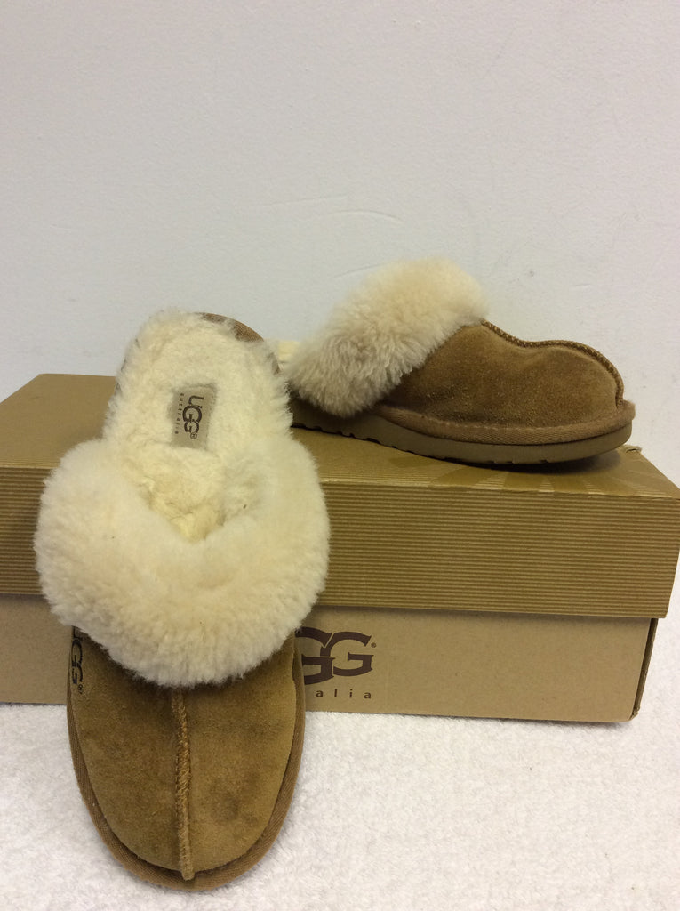 نقص المنتج مرافقة girls ugg size 2 