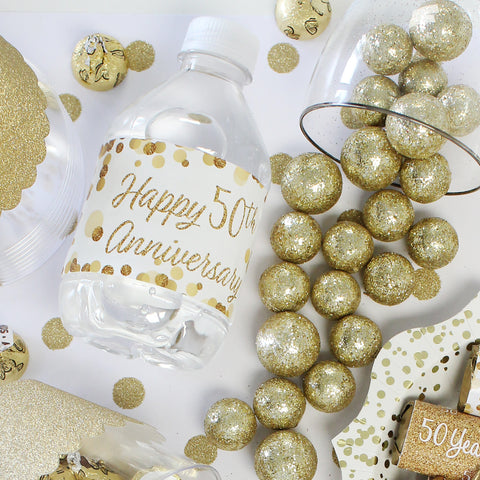 Złote naklejki na butelki z wodą z okazji 50 rocznicy
