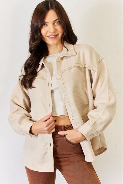  Veste texturée boutonnée avec détails effilochés en beige 