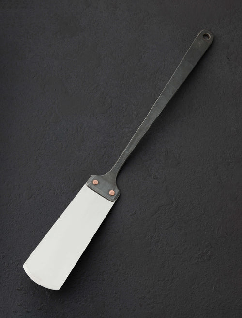 https://cdn.shopify.com/s/files/1/0735/1749/8643/files/spatulas-alex-pole-united-kingdom-chef-s-serving-spatula-44256043499795.jpg?v=1701804955&width=500