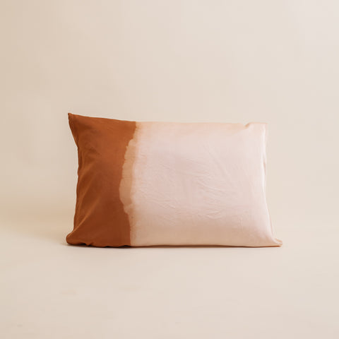 https://cdn.shopify.com/s/files/1/0735/2356/0758/products/silk-pillowcase-desert-dip.jpg?v=1700155898&width=480