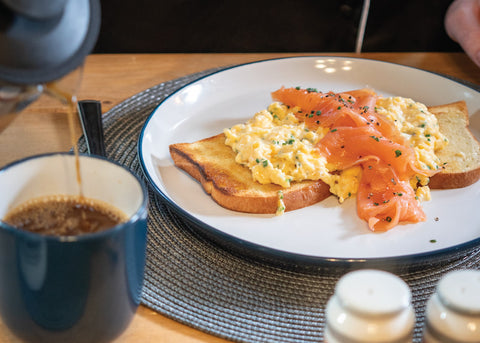 Low carb white toast (breakfast with smoked salmon and scrambled eggs)