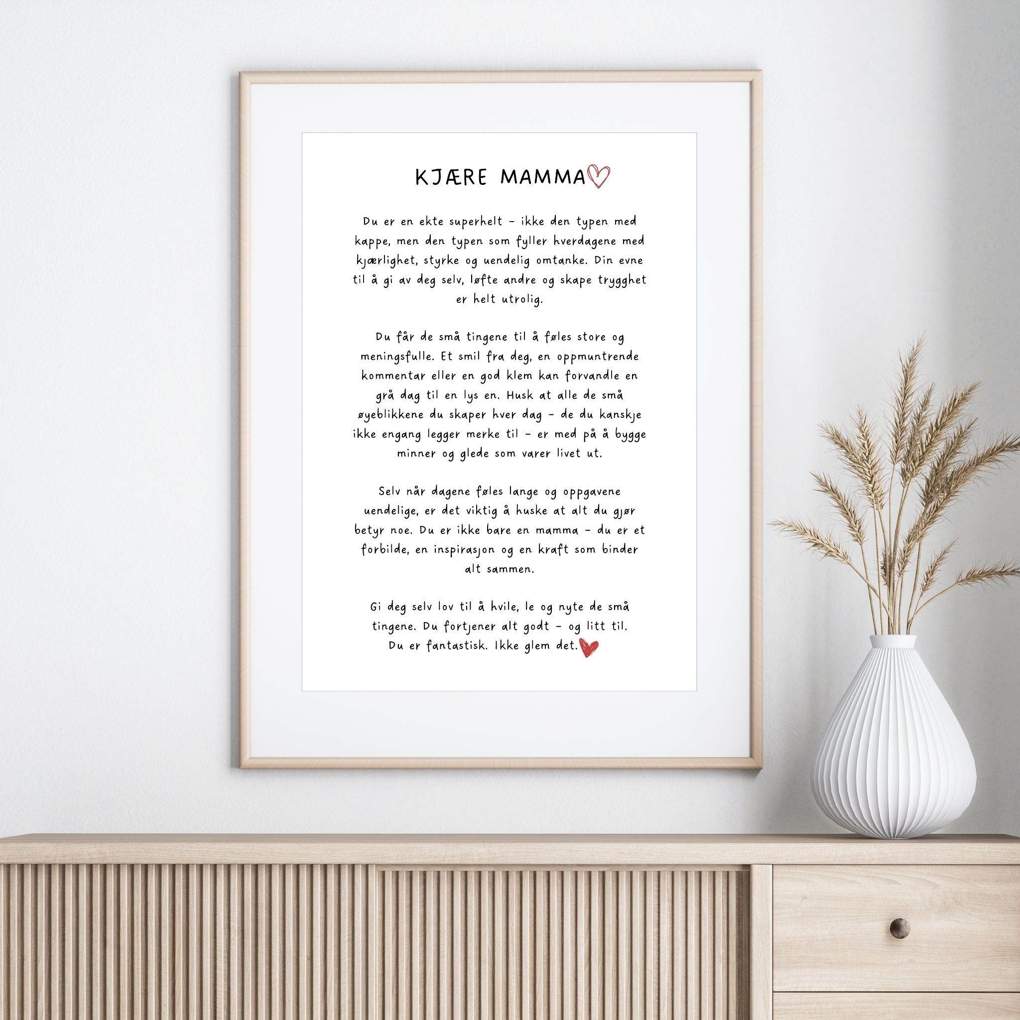 Gi mamma en gave som berører hjertet! Denne vakre plakaten, "Kjære Mamma", er fylt med rørende ord som hyller mødre for deres kjærlighet, styrke og omtanke. Illustrasjon viser plakat i eik ramme.