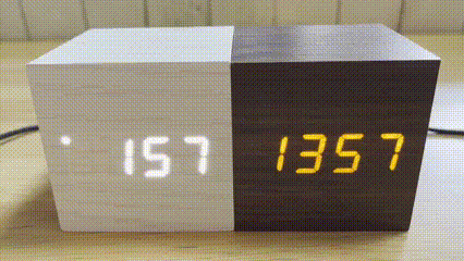 2パターンの表示方法が選べる「木目調デジタル時計」