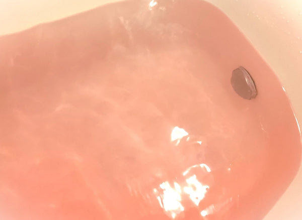 ピンク色の甘い香りの苺ミルクの香りの湯