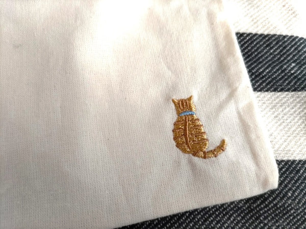 茶トラ猫の後ろ姿の刺繍のアップ