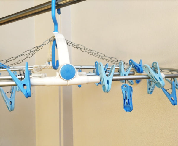 プラスチック角ハンガーは開きたときに洗濯ばさみが絡まっていることが多い