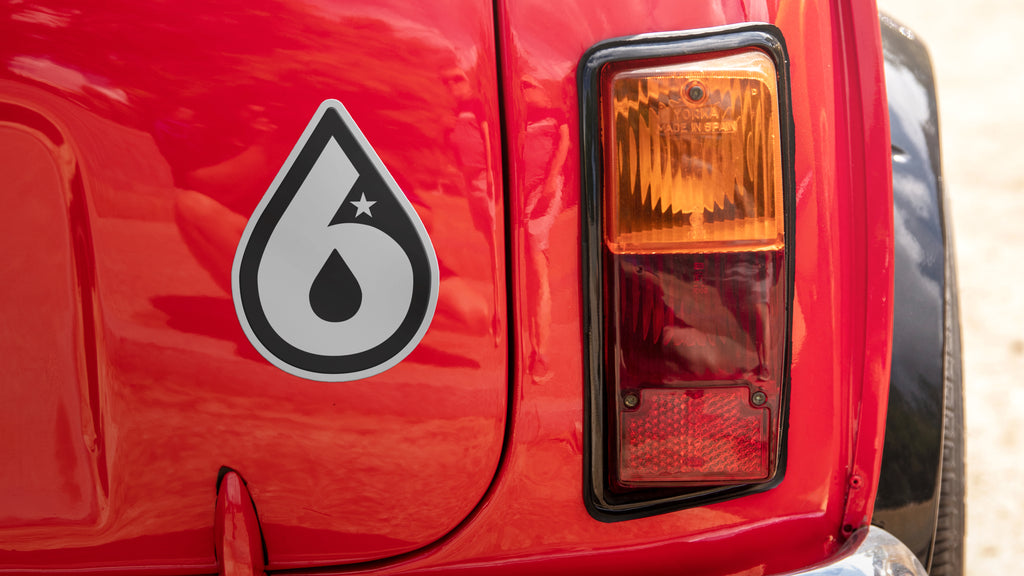 Gestanzter Magnet, gedruckt auf weißem Vinyl mit sechs Logos auf einem Auto