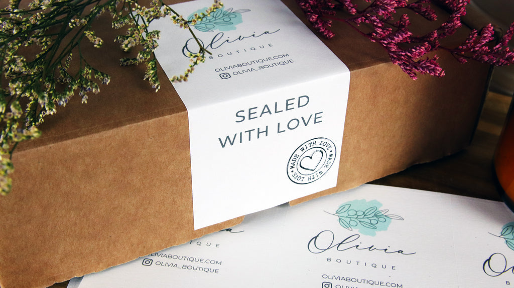 Biologisch abbaubare Papierbogenetiketten mit Logo und versiegeltem Liebesdesign, die als Verpackungssiegel auf einem Karton verwendet werden