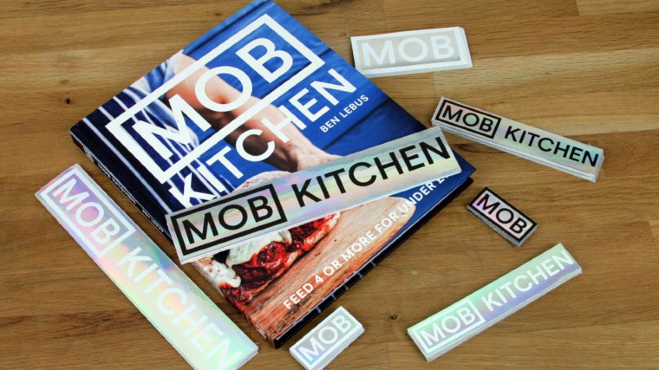 MOB-Küchenbuch mit holografischen Logo-Aufklebern