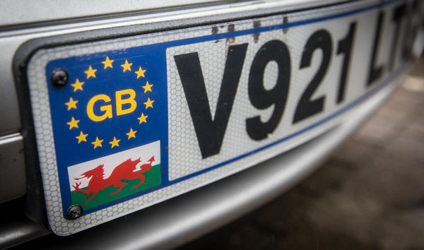 Number plate with a Welsh flag on it