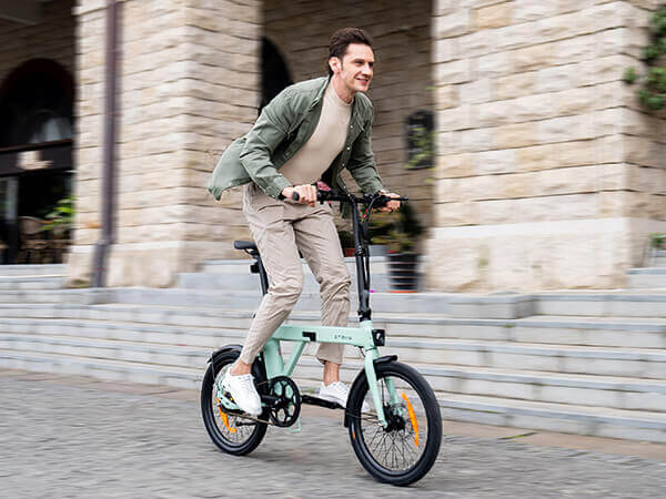 Egy férfi ENGWE P20 e-bike-on közlekedik