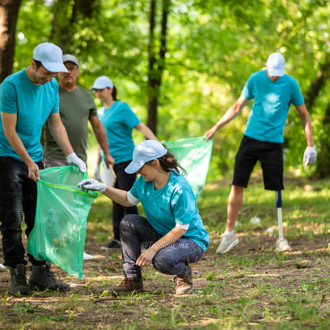 La importancia de la educación ambiental Finalmente, es importante destacar la importancia de la educación ambiental. La educación ambiental es una herramienta fundamental para concienciar a las personas sobre la importancia del cuidado del medio ambiente y las acciones que podemos tomar para protegerlo. La educación ambiental debe ser una parte integral de la educación desde la infancia, para que las futuras generaciones crezcan con una conciencia ambiental y un compromiso con la protección del planeta.