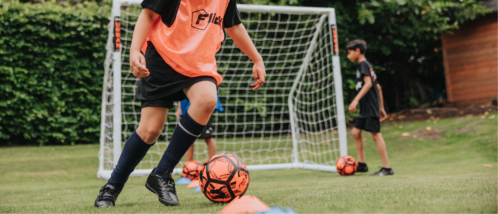 Un Petit Garçon De 2 Ans Joue Au Ballon Sur Le Terrain De Sport