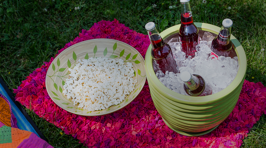 How to host an outdoor movie night | DIY Summer Party