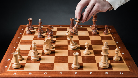 closeup på en hand som gör ett schack drag