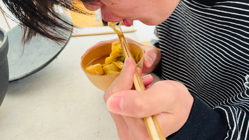 お家でほうとうを食べているところ