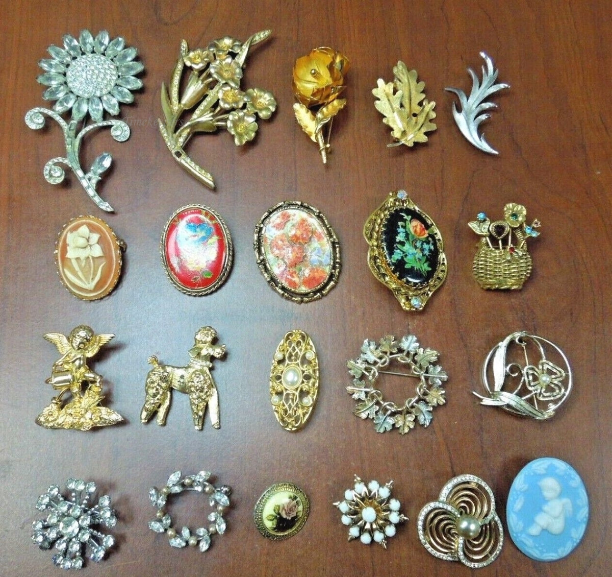 Lot of 7 Small Vintage Gold Tone Brooch/Pins Size 1 to 2 1/4