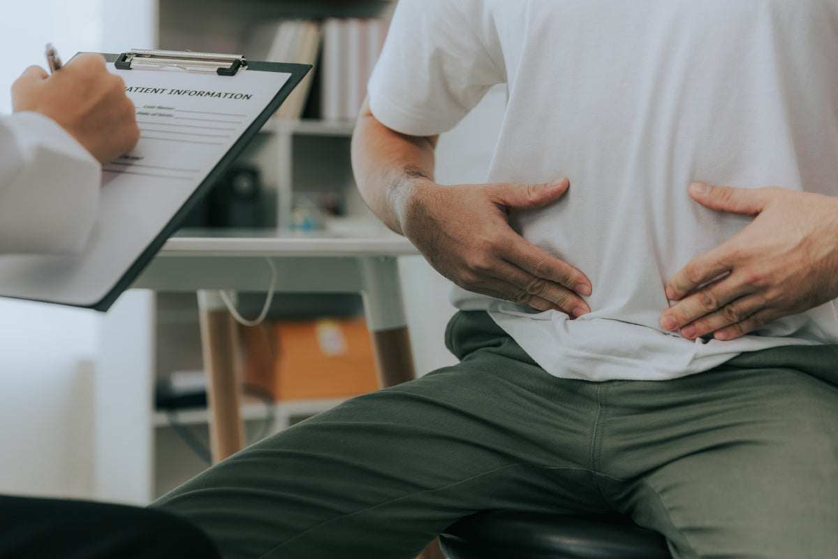 uomo con ernia iatale in vista dal medico