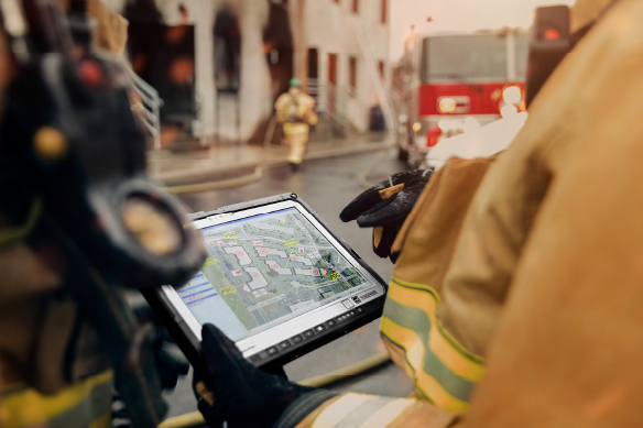 Feuerwehrmann hält ein Toughbook