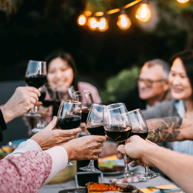 Friends cheersing glases of red wine