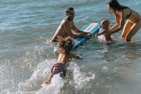 Familia COCO SALVAJE surfeando en la playa de la casa