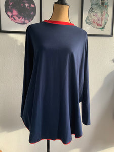 SPAR 50% - Poncholito bluse i Marineblå sweatstof og røde blonder - Str. M/L