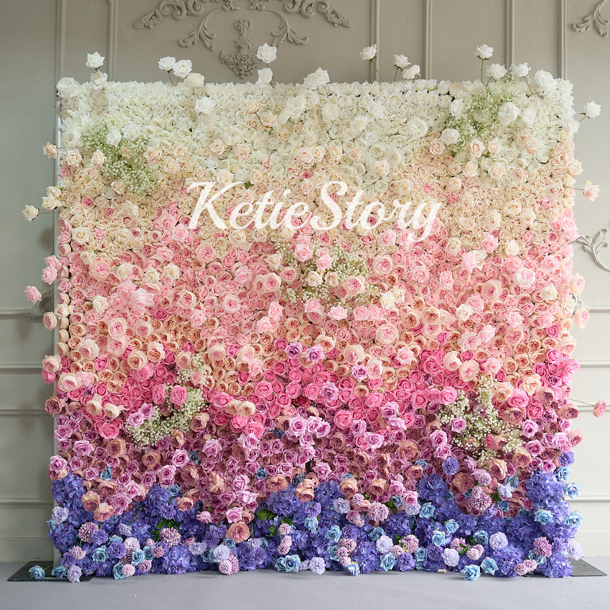 The rainbow fabric flower wall presents a gentle and romantic atmosphere.