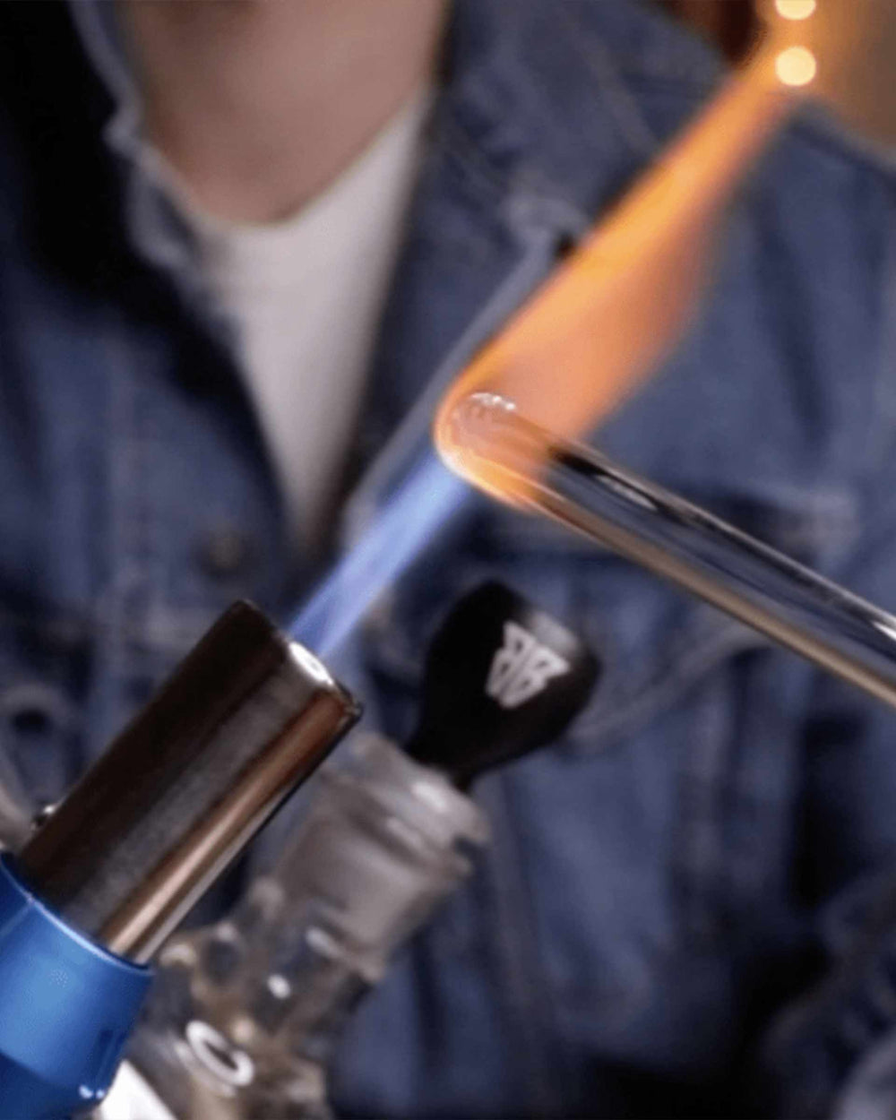 A magnetic bowl piece that splits in half for ashing and cleaning