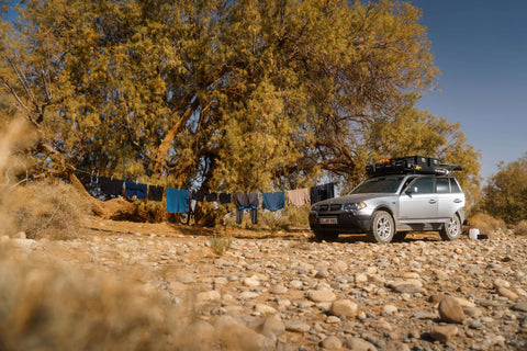 Gespannte Wäscheleine von BMW X3 zu einem Baum