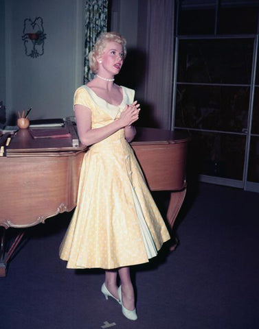 Doris Day singing wearing a yellow dress