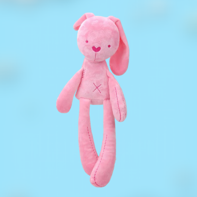 La texture ultra-douce et la couleur vive du doudou lapin rose appel à la curiosité et la motricité fine du bébé
