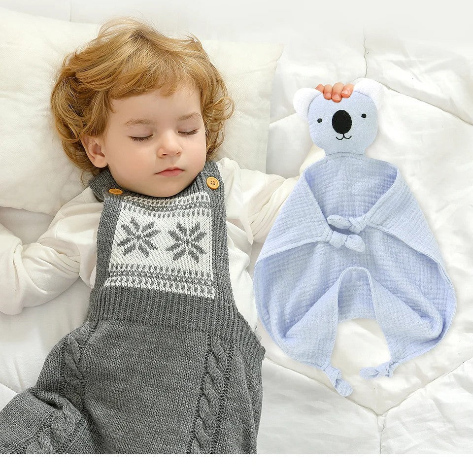 Bébé s'agrippe à son doudou ourson, signe d'un repère stable