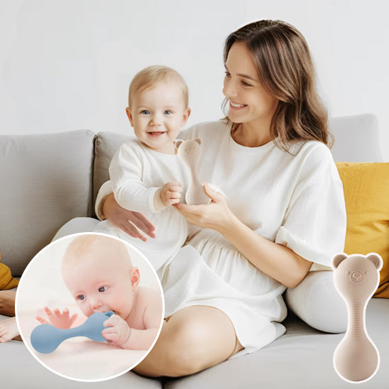 Le visage du bébé s'illumine au bruit de son hochet et, il semble plus attentif.