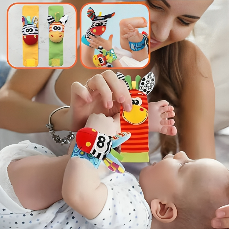 Bébé découvre ses membres grace aux petits hochets.