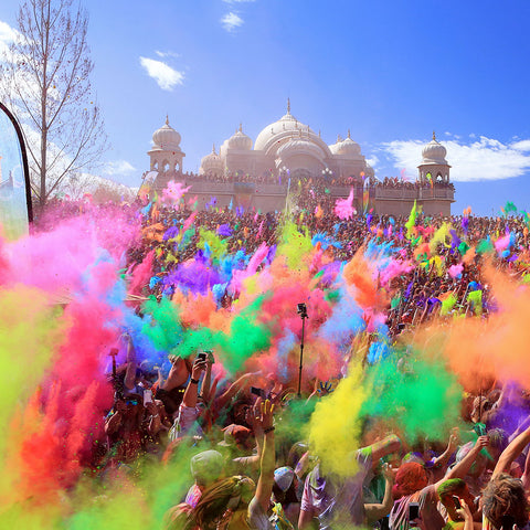 Festival Holi en Asie avec des gens qui font la fête en lançant de la poudre de couleur.