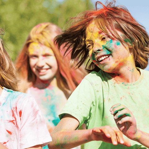 enfants participant à une course des couleurs dans une école au canada