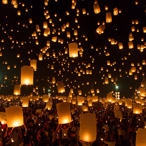 Beaucoup de gens à un festival utilisant des lanternes volantes chinoises.